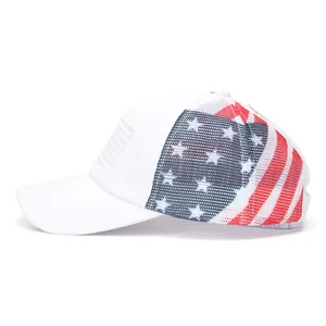 Détail de la broderie drapeau américain et filet sur casquette baseball blanche