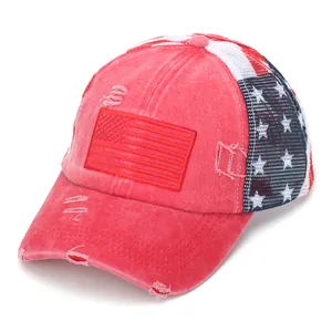 Détail de la casquette rouge délavée avec patch drapeau américain et maille filet