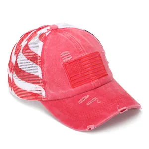 Détail de la casquette rouge délavée avec écusson drapeau USA et maille filet