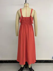 Détail du dos smocké et bretelles à nœuds d'une robe maxi corail à texture plissée