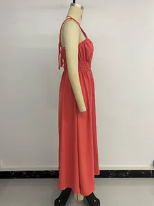 Détail d'une robe longue corail avec taille smockée et nœud élégant dans le dos