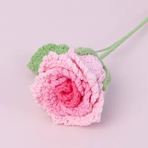 Rose au crochet faite main avec dégradé rose et longue tige verte avec feuille