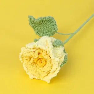 Bouquet de roses jaunes fait main au crochet avec feuilles sur fond jaune uni