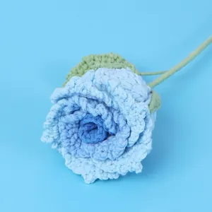 Bouquet de roses au crochet bleu dégradé avec feuilles et tige tressées à la main