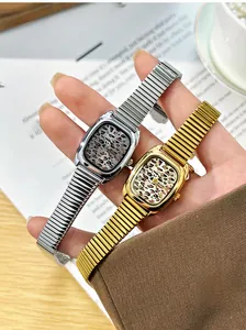 Vue rapprochée des montres GEDI vintage carrées avec cadran léopard et bracelet serpent