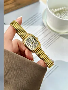 Montre dorée vintage avec cadran léopard et bracelet élastique extensible pour femme
