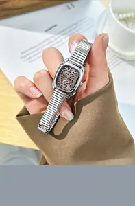 Détail du cadran carré à motif léopard avec chiffres romains sur la montre en métal