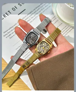 Vue de près de montres à cadran léopard et bracelets extensibles en métal serpent