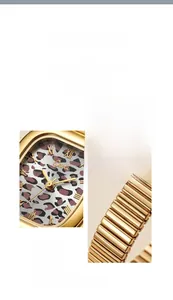 Gros plan du cadran carré doré avec motif léopard et détails du bracelet en métal