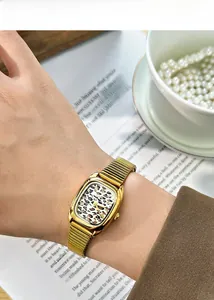 Gros plan d'une montre vintage dorée pour femme avec cadran léopard au poignet
