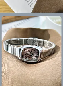 Détails du cadran vintage à motif léopard avec chiffres romains et bracelet en argent