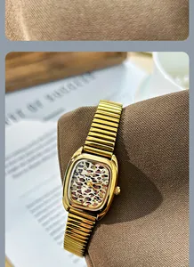 Gros plan détaillé d'une montre carrée dorée avec cadran léopard et chiffres romains
