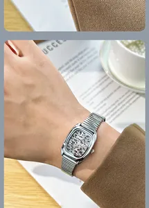 Gros plan d'une montre vintage carrée avec cadran léopard et bracelet chaîne serpent argent