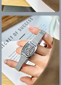 Gros plan d'une montre vintage à motif léopard avec un bracelet argenté extensible
