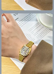 Montre vintage pour femme avec cadran léopard et bracelet serpent doré au poignet