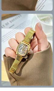 Gros plan d'une montre à quartz dorée avec cadran léopard et bracelet extensible