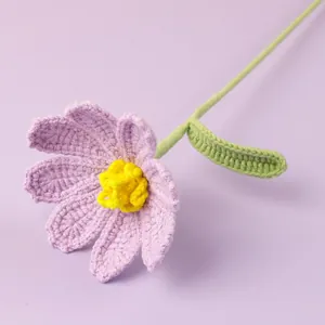 Handgehäkelte lila Gänseblümchen-Blume mit grünem Stiel für die Innendekoration