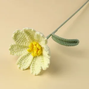 Handgefertigte Häkelrose in Zitronengelb mit grünem Blatt und Stiel für die Dekoration