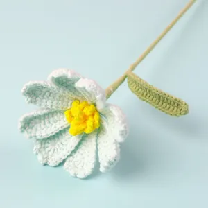 Handgefertigte gehäkelte hellblaue Rose mit gelber Mitte und grünem Blatt-Deko