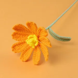 Handgefertigte gehäkelte orangefarbene Rose mit gelben Staubblättern für Heimdekoration