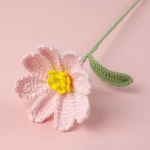 Handgefertigte rosa Häkelrose mit grünem Stiel für Wohndeko und Geschenke