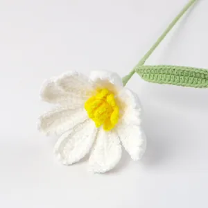 Handgefertigte weiße Häkel-Gänseblümchenblume mit gelber Mitte und grünem Stiel