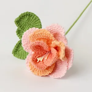 Handgefertigte Häkelrose in Pfirsichrosa mit grünem Blatt und langem Stiel