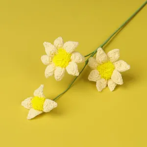Handgefertigter Häkelblumenstrauß mit gelben Blüten und grünem Stiel im Einzelstiel-Stil