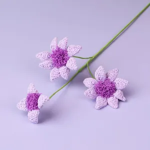 Handgefertigter Häkelstrauß mit drei hell- und dunkelvioletten Rosen und grünem Stiel