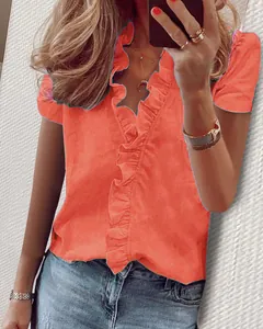 Camicetta corallo vivace con scollo a V e maniche corte con dettagli a volant chic