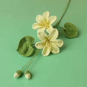 Bouquet di gigli all'uncinetto fatto a mano con petali gialli e foglie verdi per casa