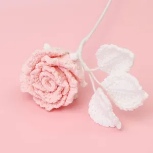Rose crochetée à la main rose et blanche avec texture de fil de qualité supérieure