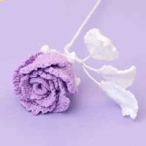 Rose au crochet faite main violet clair et blanc, bouquet décoratif pour cadeau