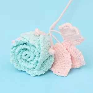 Rose crochetée à la main en fil vert menthe et rose pour la décoration