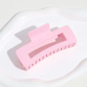 Grande pince à cheveux rose mat avec design creux rectangulaire pour femmes