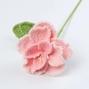 Handgehäkelte rosa Rose mit grünen Blättern und Stiel für die Heimdekoration