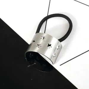 Détail de l'élastique cheveux avec boucle en métal brossé argenté et étoiles évidées