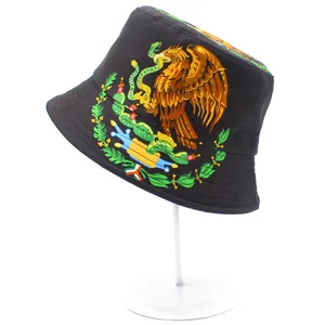 Dettaglio dell'emblema del Messico e delle cuciture rinforzate sul cappello a secchiello