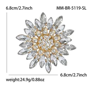 Dettaglio della spilla a girasole in lega e strass con misura di 6,8 cm di diametro