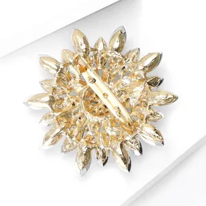 Spilla a girasole dorata con strass che mostra la chiusura di sicurezza sul retro