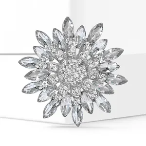 Dettaglio della spilla a girasole in argento con petali in strass trasparenti