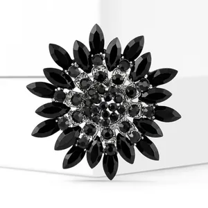 Vista dettagliata della spilla a girasole in cristallo nero con base in argento