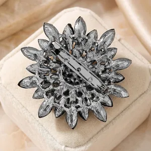 Vista dettagliata del retro di una spilla a fiori argento con spilla di sicurezza e finitura