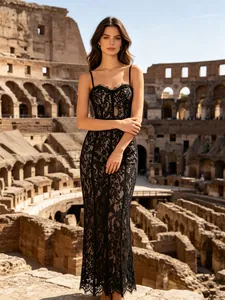 Elegante abito lungo in pizzo nero con spalline sottili davanti al Colosseo