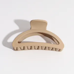 Pinza para el pelo grande de acrílico beige mate con diseño elegante de media luna