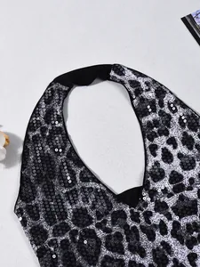 Vue détaillée du motif léopard avec paillettes noires et design licou élégant