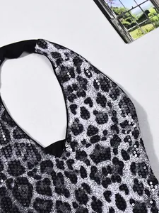 Détail du haut dos nu à imprimé léopard avec des paillettes noires et transparentes