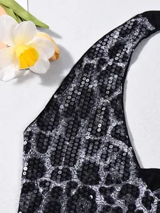 Détail du tissu noir avec motif léopard en paillettes argentées sur haut bustier