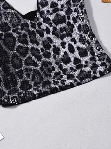 Détail du tissu à imprimé léopard avec paillettes noires et décolleté en V profond