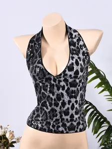 Détail du haut dos nu à sequins léopard avec décolleté en V profond et fini scintillant